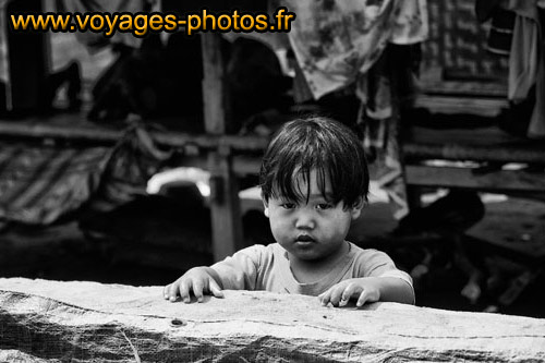 Enfant dans un village rural