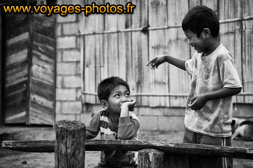 Enfants dans un village de pcheurs